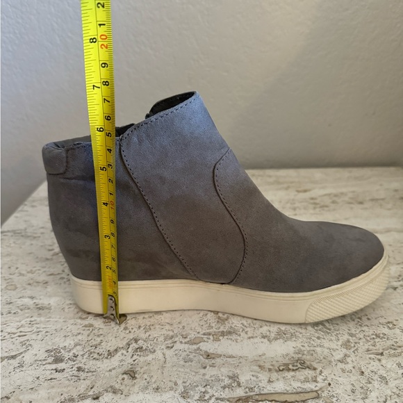 Universal Thread grey faux suede zippered booties size 7.5 - Picture 6 of 9